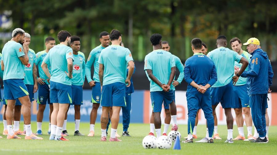 Ancelotti conversa com jogadores da seleção