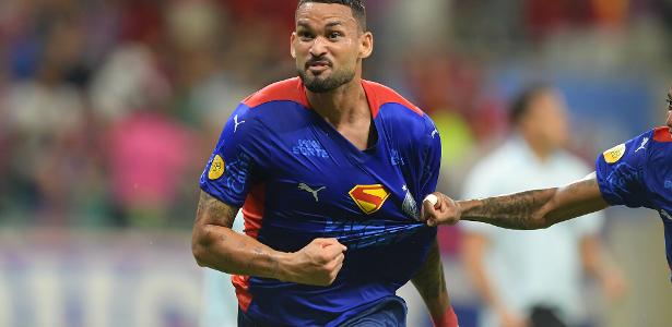 Bahia goleia o Grêmio e se redime após revés em clássico.
