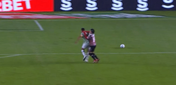 Jogador do São Paulo entra, fica 24 segundos em campo e é expulso; Assista