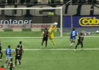 Zagueiro do Atlético-MG se choca com goleiro e deixa clássico em ambulância