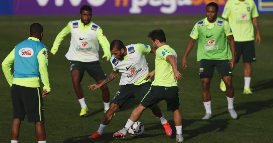 Daniel Alves e Everton Ribeiro, da seleção brasileira, disputam bola em treino na Copa América, no Chile