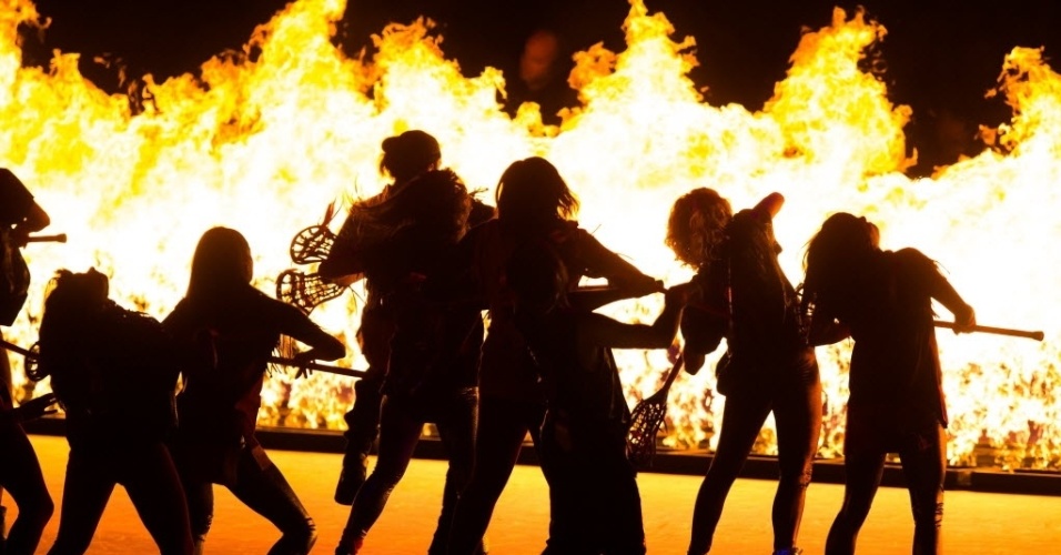 Dançarinos do Cirque du Soleil fazem apresentação com chamas na abertura do Pan