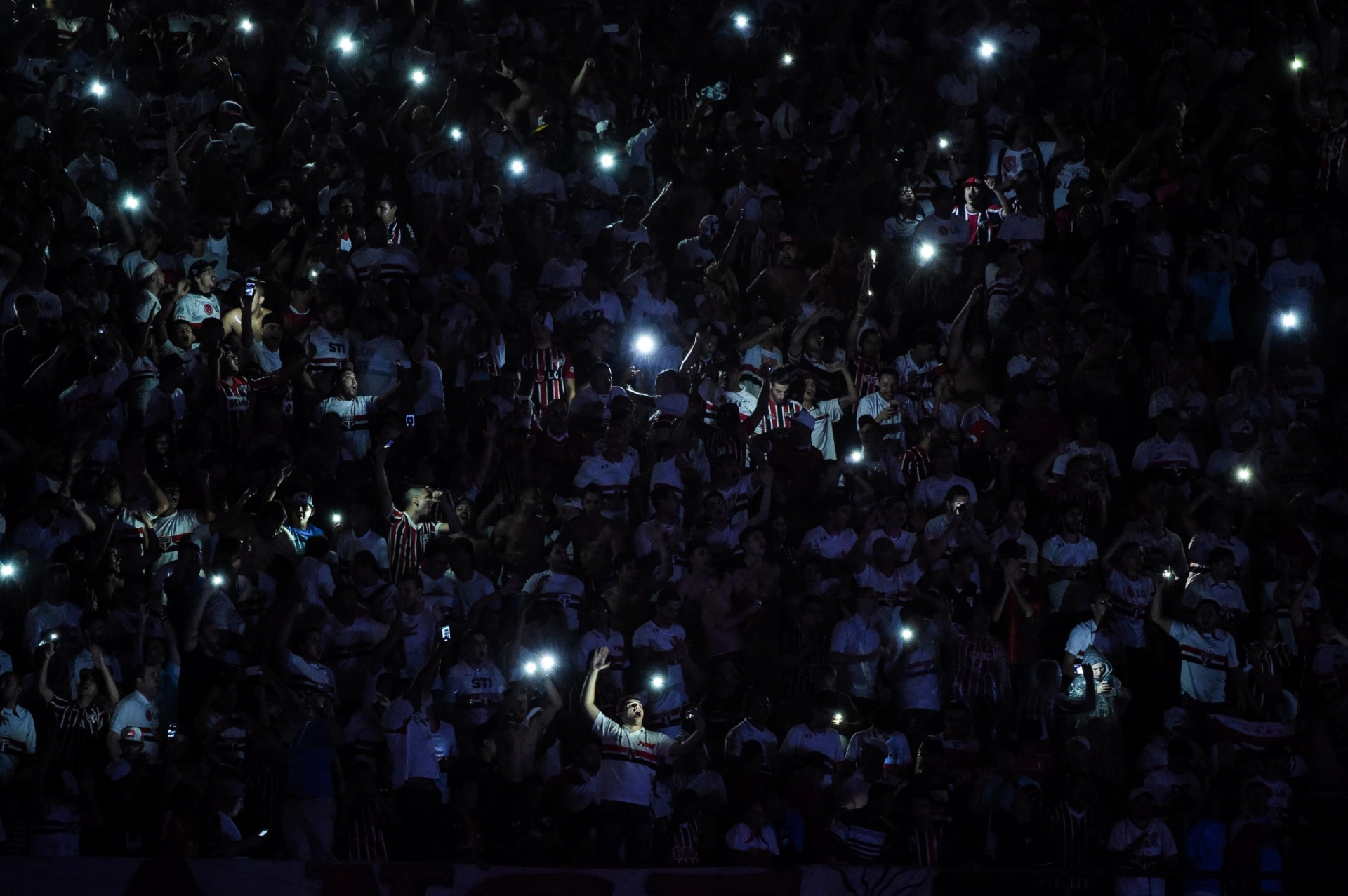 Torcedores iluminam estádio com laternas de celulares durante apagão no estádio do Morumbi - Eduardo Anizelli/Folhapress