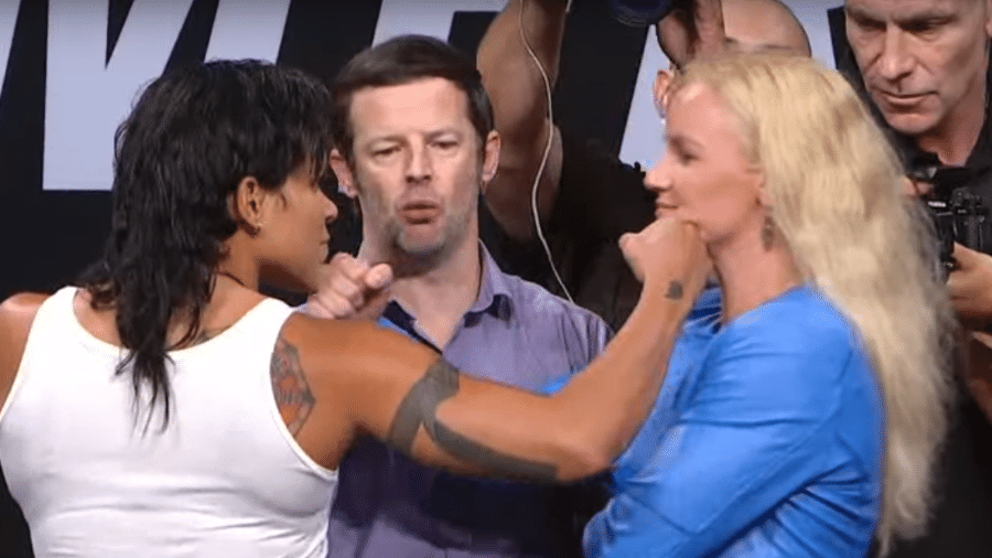 Amanda Nunes encosta mão no rosto de Valentina Shevchenko durante encarada - Reprodução/UFC