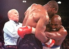 O que aconteceu com o pedaço da orelha de Holyfield arrancado por Tyson? - Jeff Haynes/AFP