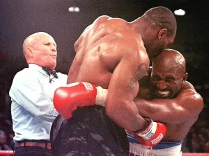 O que aconteceu com o pedaço da orelha de Holyfield arrancado por Tyson