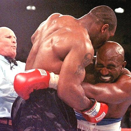 Mike Tyson morde a orelha de Evander Holyfield em luta de 1997; Tyson foi desclassificado