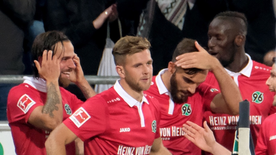 Jogadores do Hannover comemoram gol de Harnik contra o Hamburgo - Peter Steffen/AFP