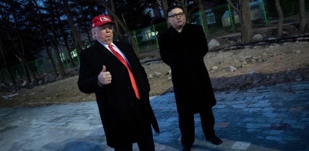 Sósias de Donald Trump e Kim Jong-un do lado de fora da arena - BRENDAN SMIALOWSKI/AFP