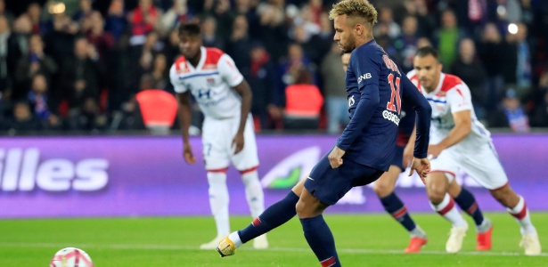 Neymar cobra pênalti e abre o placar em PSG x Lyon - Gonzalo Fuentes/Reuters - Gonzalo Fuentes/Reuters
