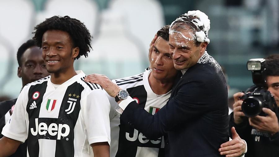 Cuadrado joga espuma no treinador e em Cristiano Ronaldo para comemorar título - Isabella BONOTTO / AFP