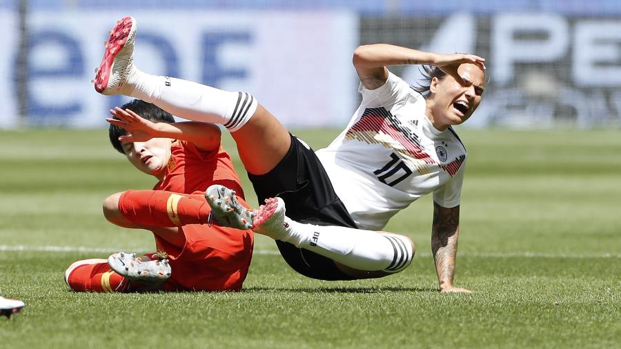 Craque da seleção da Alemanha, Dzsenifer Marozsán sofre falta em jogo contra a China - (Xinhua/Ding Xu)