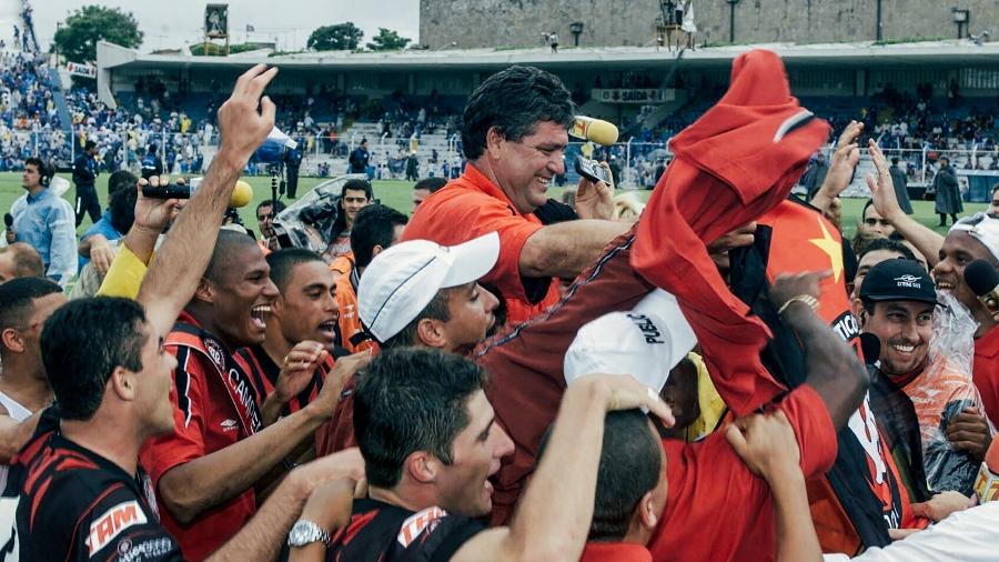 Técnico Geninho é carregado em comemoração ao título brasileiro de 2001 - Flavio Grieger/Folhapress