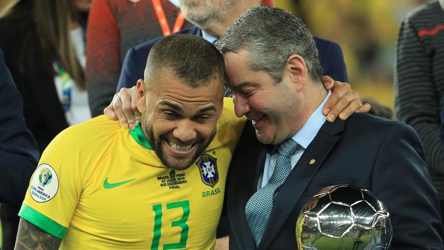 Rogério Caboclo abraça Daniel Alves antes de entregar prêmio de melhor jogador da Copa América - Buda Mendes/Getty Images