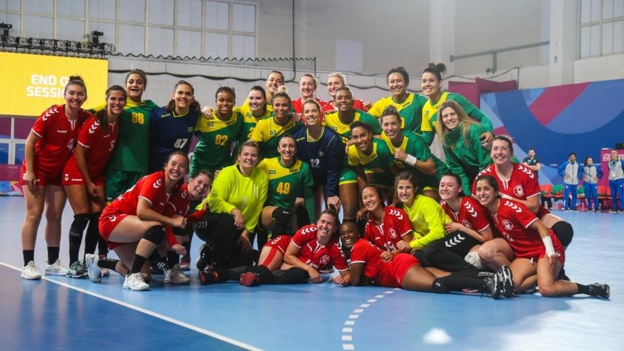 Seleções do Brasil e do Canadá após partida de handebol no Pan  - Abelardo Mendes Jr/Rede do Esporte
