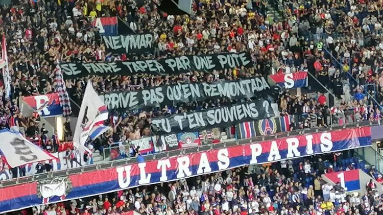 Torcida do PSG protesta contra Neymar em jogo do time - João Henrique Marques/UOL Esporte - João Henrique Marques/UOL Esporte