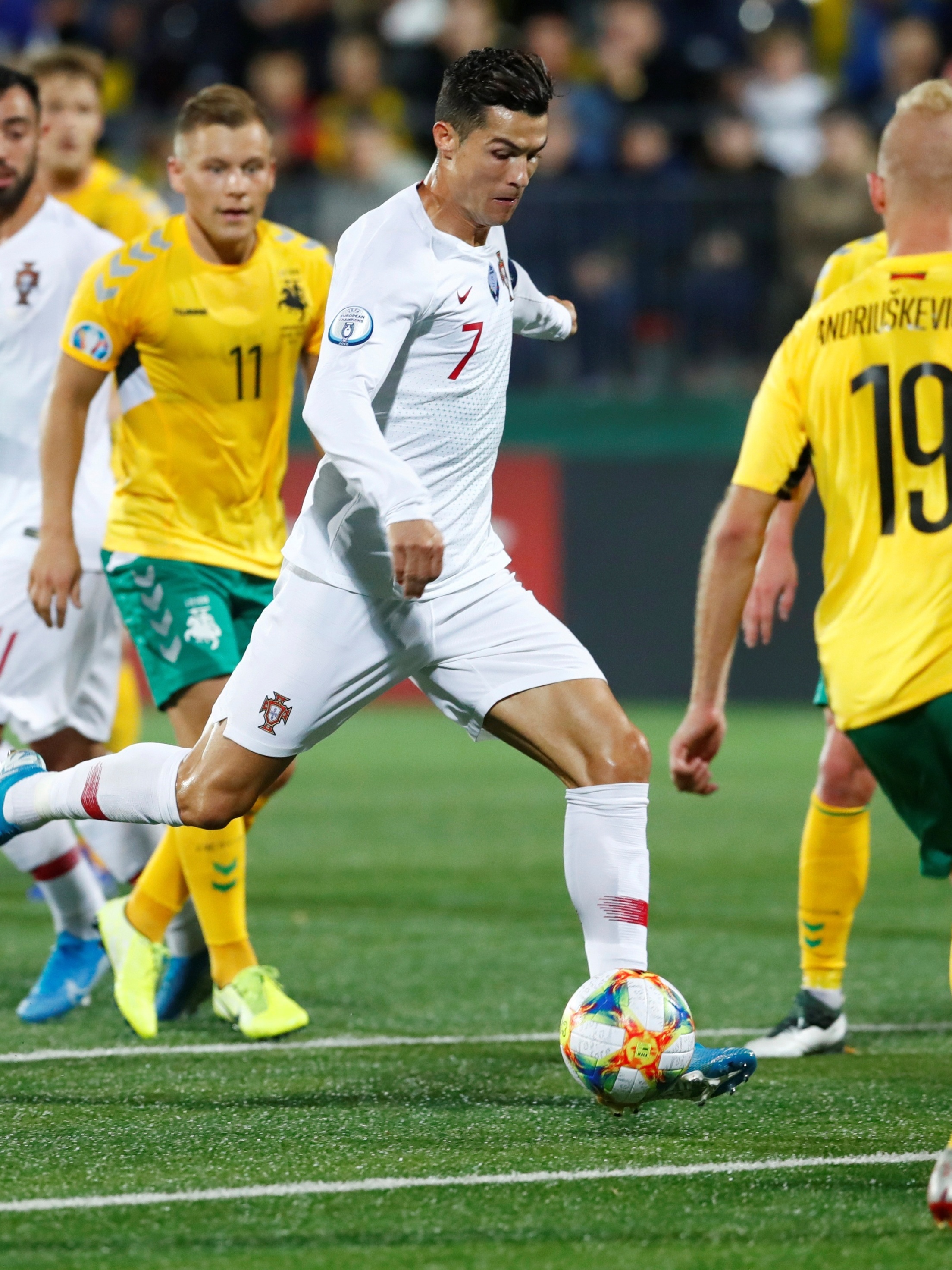 Portugal goleia Lituânia com três de CR7 nas eliminatórias da Euro