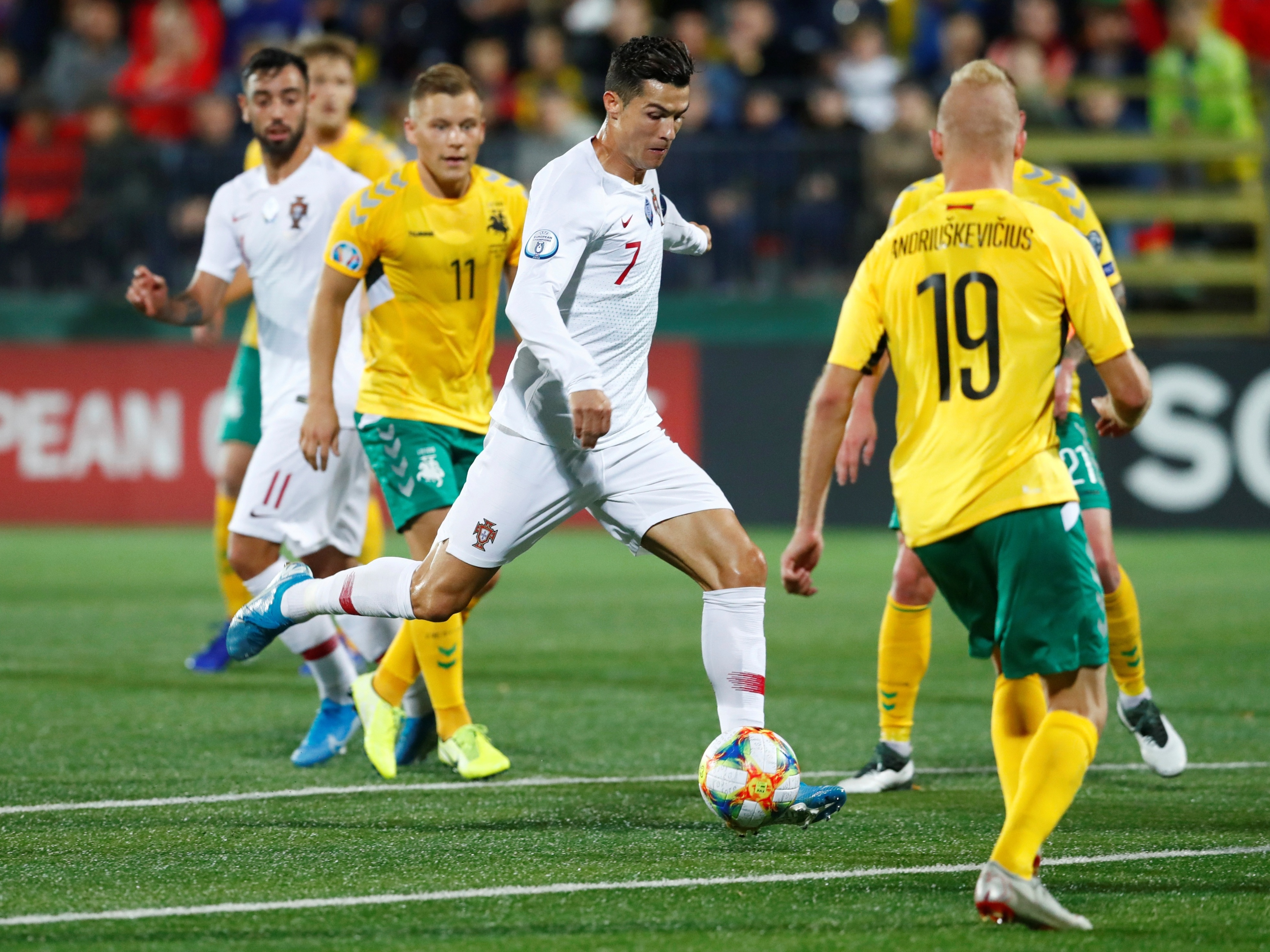 Portugal goleia Lituânia com três de CR7 nas eliminatórias da Euro