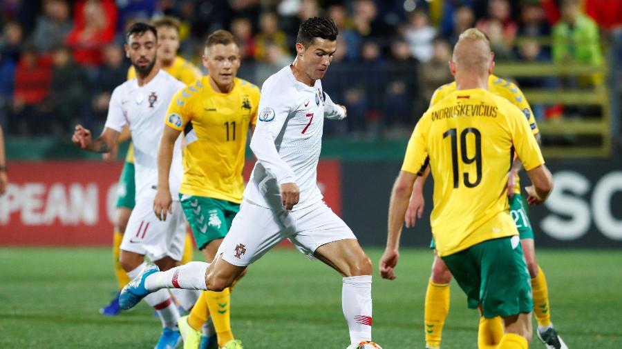 Cristiano Ronaldo em jogo de Lituânia x Portugal pelas Eliminátórias da Eurocopa - REUTERS/Ints Kalnins
