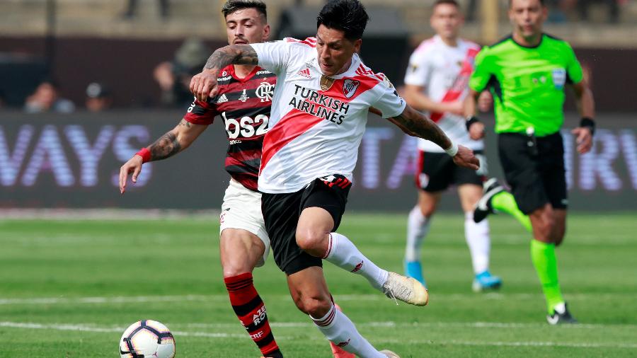 Enzo Pérez disputa bola com Arrascaeta durante a final da Libertadores em Lima - REUTERS/Henry Romero 