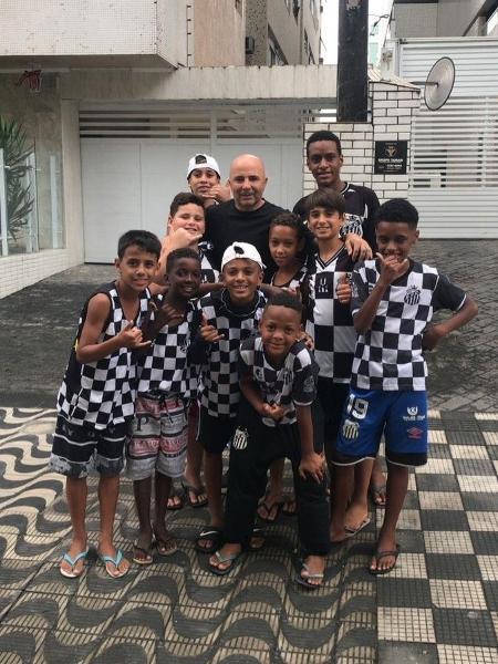 Técnico Jorge Sampaoli com os "Meninos da Árvore" em Santos - Beto Banderas