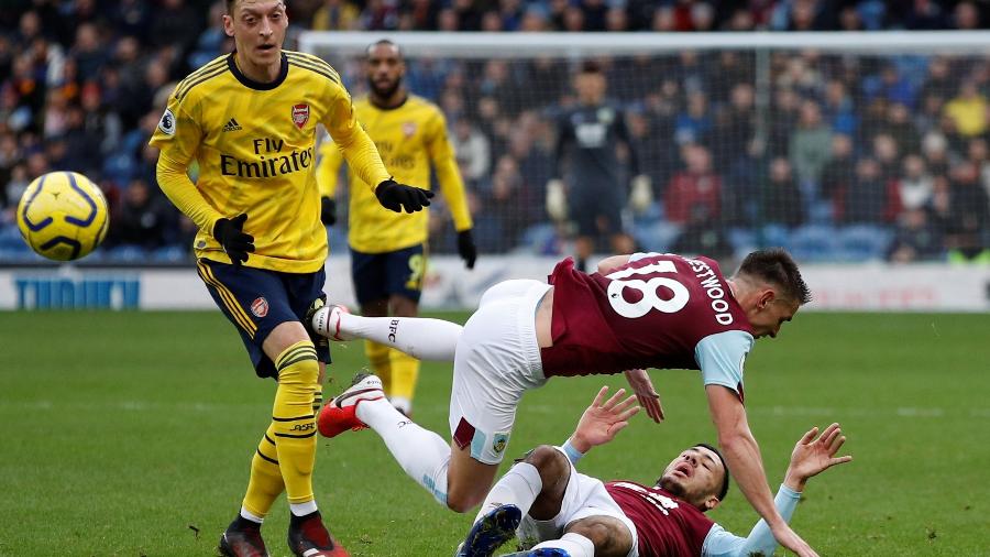 02.fev.2020 - Ozil, do Arsenal, observa a bola durante partida contra o Burnley, pelo Campeonato Inglês - Phil Noble/Reuters