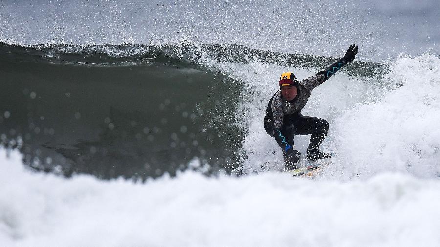 Surfista Koji Suzuki pega onda em Minamisoma, na costa de Fukushima - Charly Triballeau/AFP