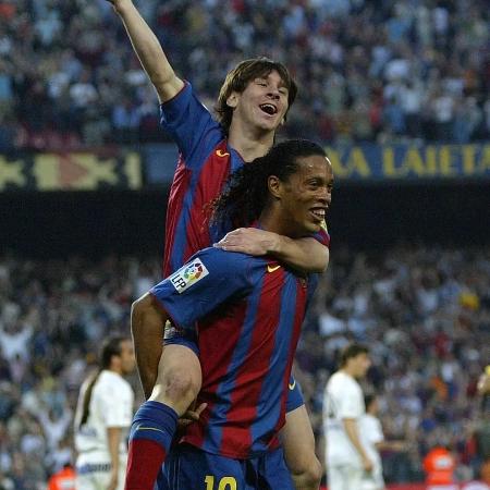 Messi comemora seu primeiro gol pelo Barcelona com Ronaldinho, em 2005 - Lluis Gene/AFP