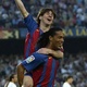 Messi comemora seu primeiro gol pelo Barcelona com Ronaldinho, em 2005