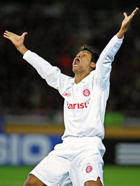 Adriano Gabiru comemora gol marcado em jogo Barcelona x Internacional, em 2006 - AFP/Kazuhiro Nogi