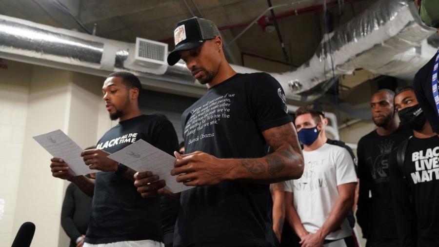 Sterling Brown e George Hill, jogadores do Milwaukee Bucks, leem manifesto após boicotar partida dos playoffs da NBA - Jesse D. Garrabrant/NBAE via Getty Images