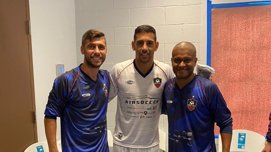 Dill (à dir.) ao lado de Diego Souza e Fellype Gabriel em jogo beneficente em Orlando - Arquivo pessoal