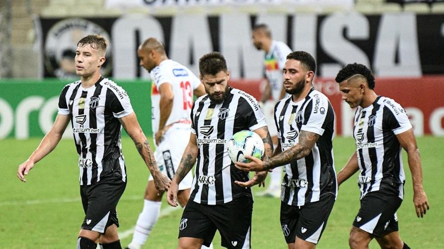 Rafael Sobis comemora gol com companheiros do Ceará em jogo contra o Brusque-SC na Copa do Brasil - Kely Pereira/AGIF
