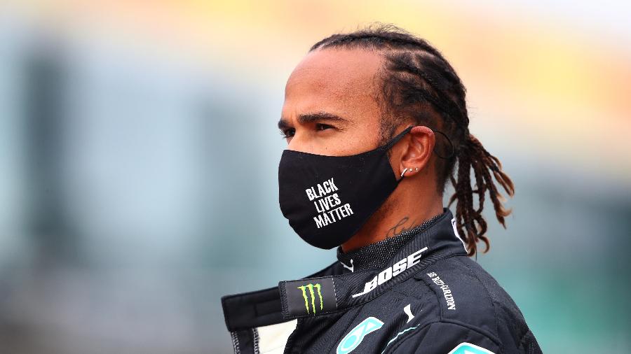 Lewis Hamilton com máscara com a frase "vidas negras importam"  - Bryn Lennon/Getty Images