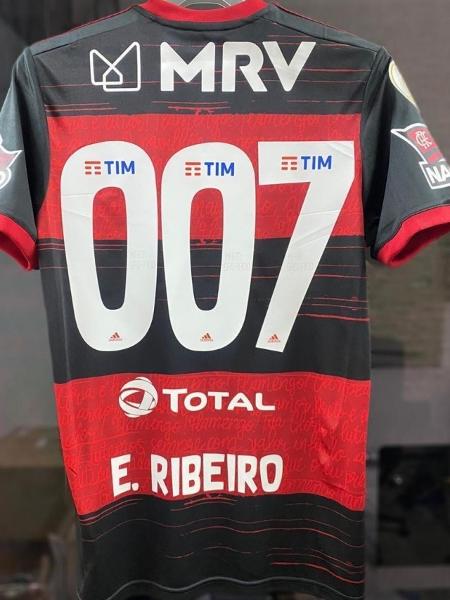 Camisa de Everton Ribeiro, do Flamengo, em homenagem a Sean Connery, eternizado no papel de James Bond, o agente secreto conhecido pelo código 007 - Divulgação/Flamengo