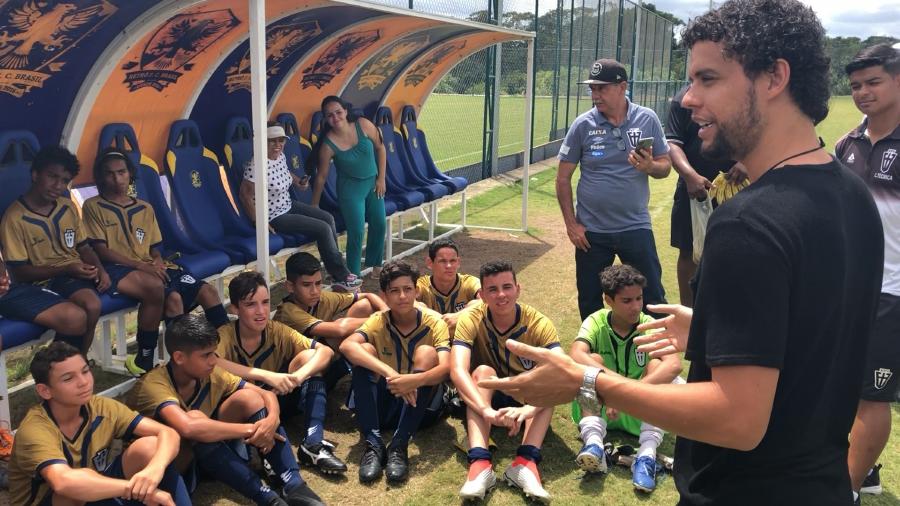 O lateral-direito do Grêmio Victor Ferraz fala para atletas de seu time, o VF4 - Divulgação
