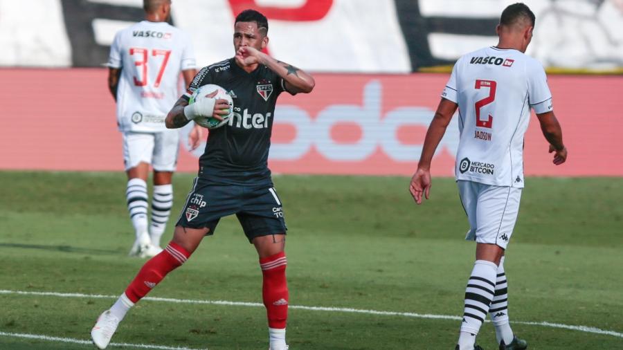 Luciano comemora gol pelo São Paulo em jogo contra o Vasco, no Brasileirão - Marcello Zambrana/AGIF