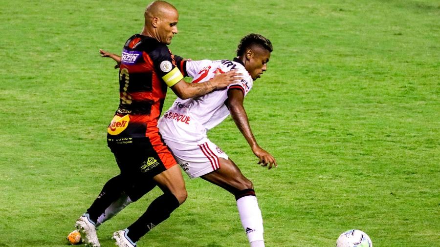 Bruno Henrique tenta se livrar da marcação de Patric durante Sport x Flamengo - Rafael Vieira/AGIF