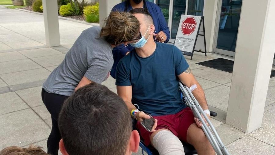 O lutador de MMA Chris Weidman deixou o hospital após tratar uma fratura na perna - Reprodução/Instagram
