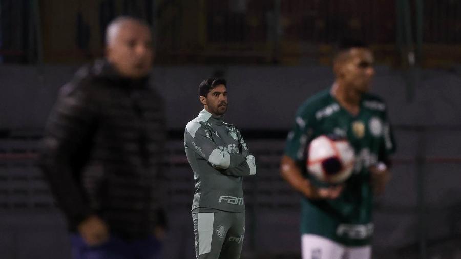 Abel Ferreira, técnico do Palmeiras, observa o time contra o Santo André - Cesar Greco/Palmeiras
