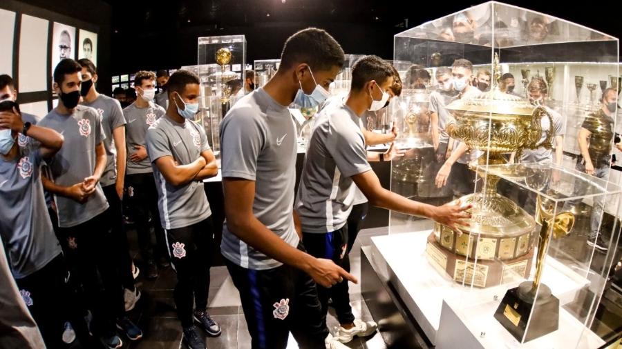 Jogadores da categoria sub-17 visitaram o Memorial do Corinthians  - Rodrigo Gazzanel/ Ag. Corinthians 