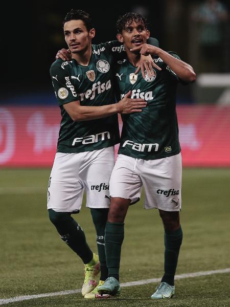 Raphael Veiga e Gustavo Scarpa comemoram gol do Palmeiras contra o Atlético-GO pelo Brasileirão - Ettore Chiereguini/AGIF