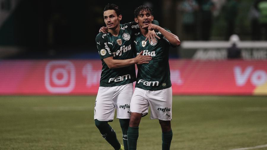 Raphael Veiga e Gustavo Scarpa comemoram gol do Palmeiras contra o Atlético-GO pelo Brasileirão - Ettore Chiereguini/AGIF