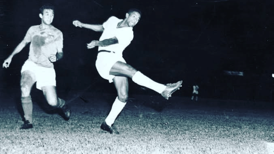 Dorval defendeu o Santos entre 1956 e 1967, com 193 gols marcados, 610 jogos e 17 títulos - Acervo pessoal
