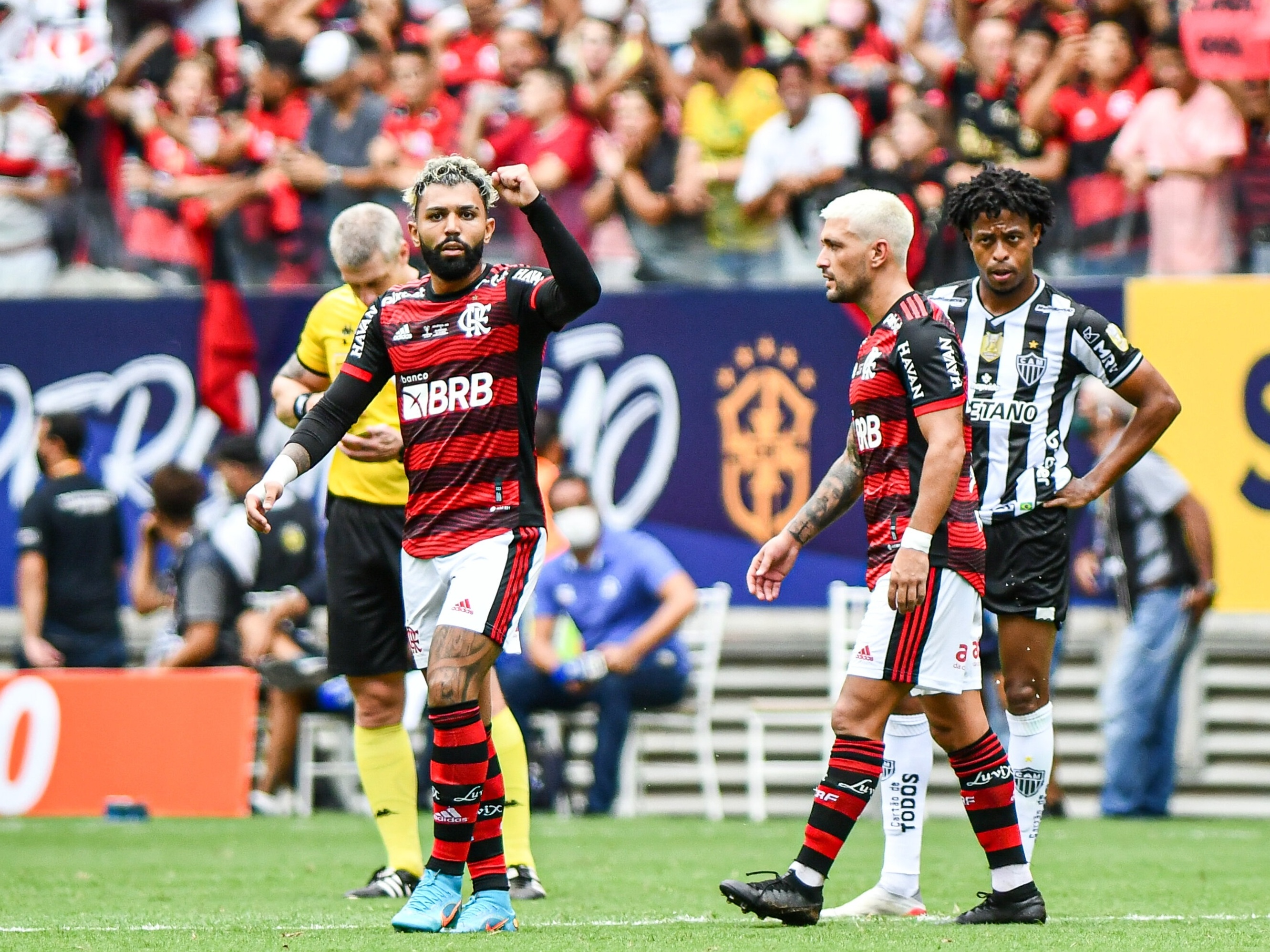 Nos pênaltis, Atlético bate o Flamengo e vence a Supercopa