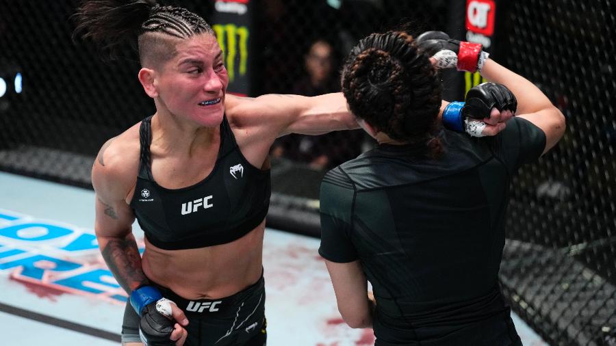 A brasileira Priscila "Pedrita" (à esquerda) venceu, por decisão unânime, a sul-coreana Ji Yeon Kim em dura luta no UFC Vegas 49 - Chris Unger/Zuffa LLC