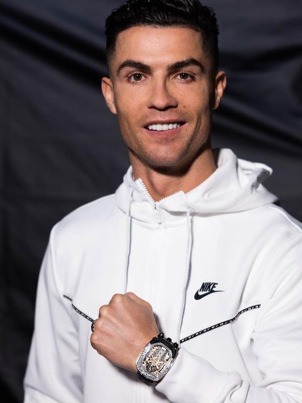 Cristiano Ronaldo mostra relógio inspirado na linha Bugatti Chiron Tourbillon Baguette