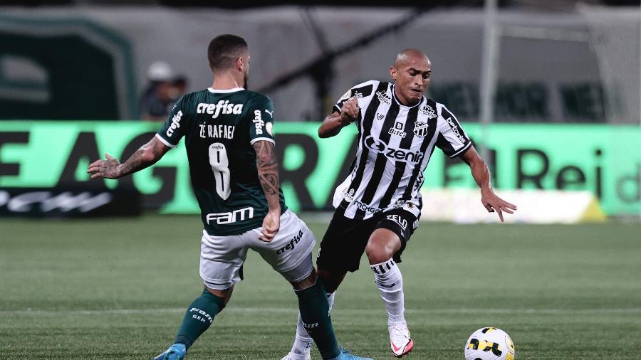 Zé Rafael em ação pelo Palmeiras contra o Ceará pelo Brasileirão 2022 - Ettore Chiereguini/AGIF