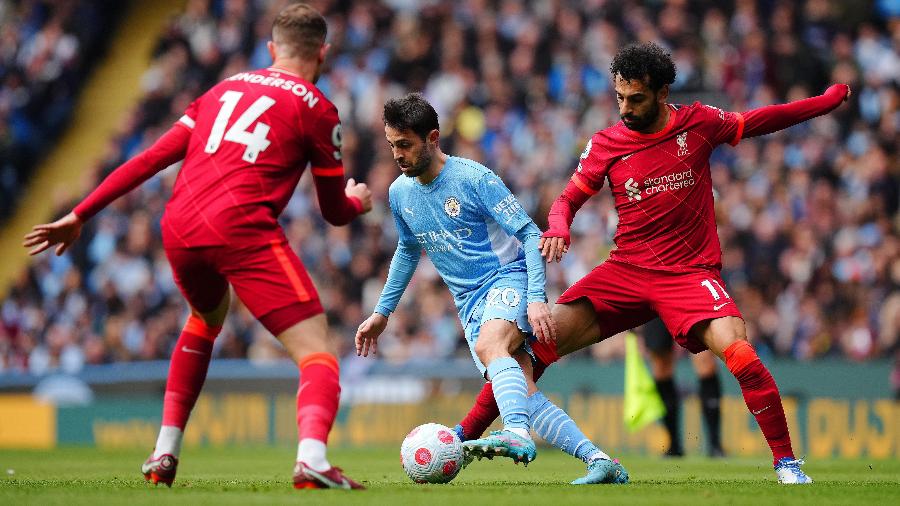 Jogadores de Liverpool e Manchester City brigam pela bola durante jogo do Campeonato Inglês - Matt McNulty - Manchester City/Manchester City FC via Getty Images