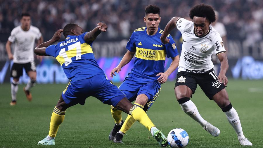 Willian encara marcação de Advincula, na partida entre Corinthians e Boca - Ettore Chiereguini/AGIF